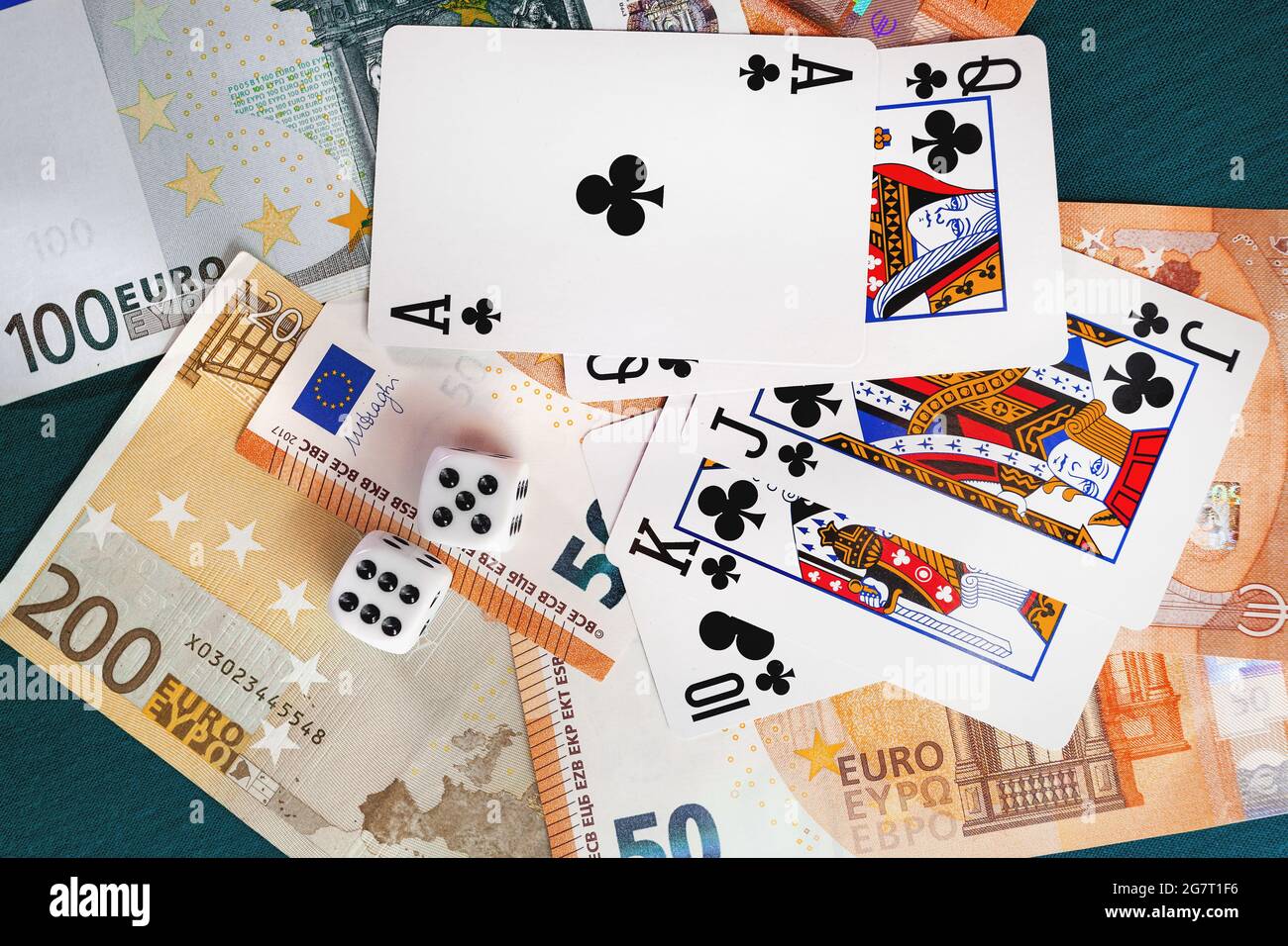 Chisinau, Moldova - 20. 12. 2020 dadi, carte da gioco su un panno verde in un casinò dollari e banconote in euro Foto Stock