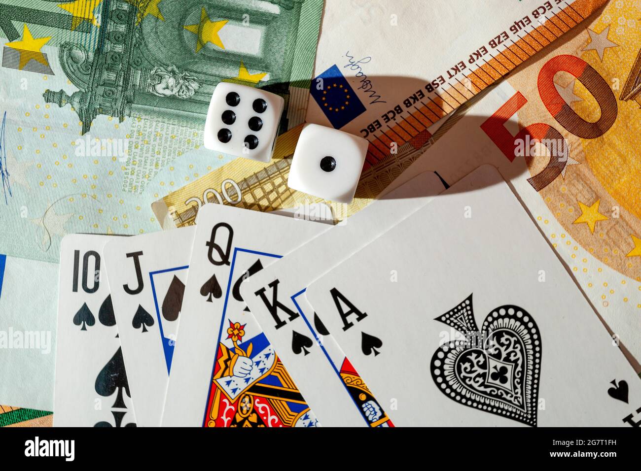 Chisinau, Moldova - 20. 12. 2020 dadi, carte da gioco su un panno verde in un casinò dollari e banconote in euro Foto Stock