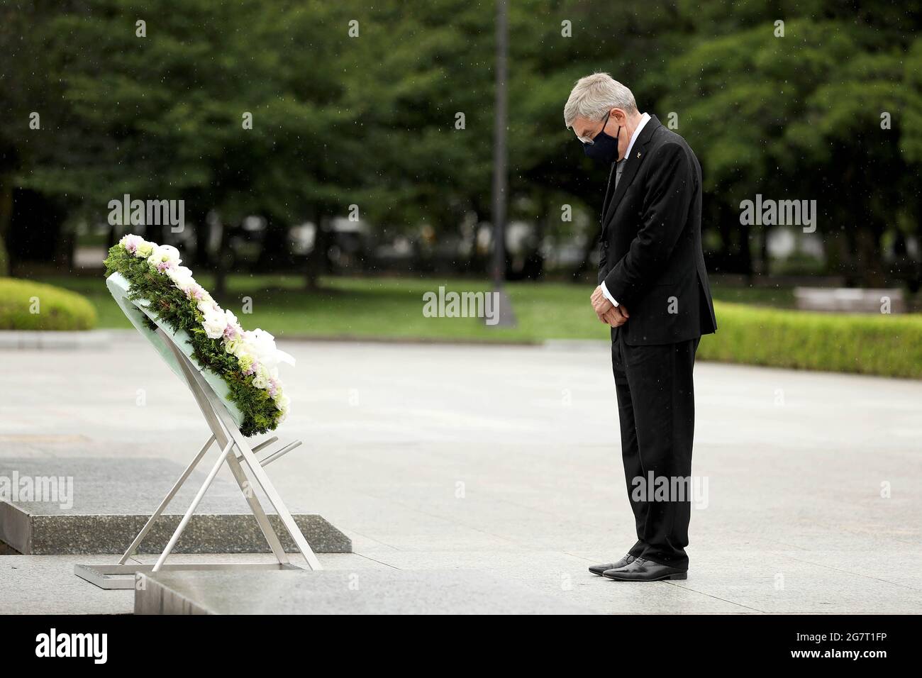 (210716) -- HIROSHIMA, 16 luglio 2021 (Xinhua) -- il presidente del Comitato Olimpico Internazionale (CIO) Thomas Bach offre fiori a Hiroshima Memorial Cenotaph durante la sua visita a Hiroshima, Giappone, 16 luglio 2021. (Tokyo 2020/Handout via Xinhua) Foto Stock
