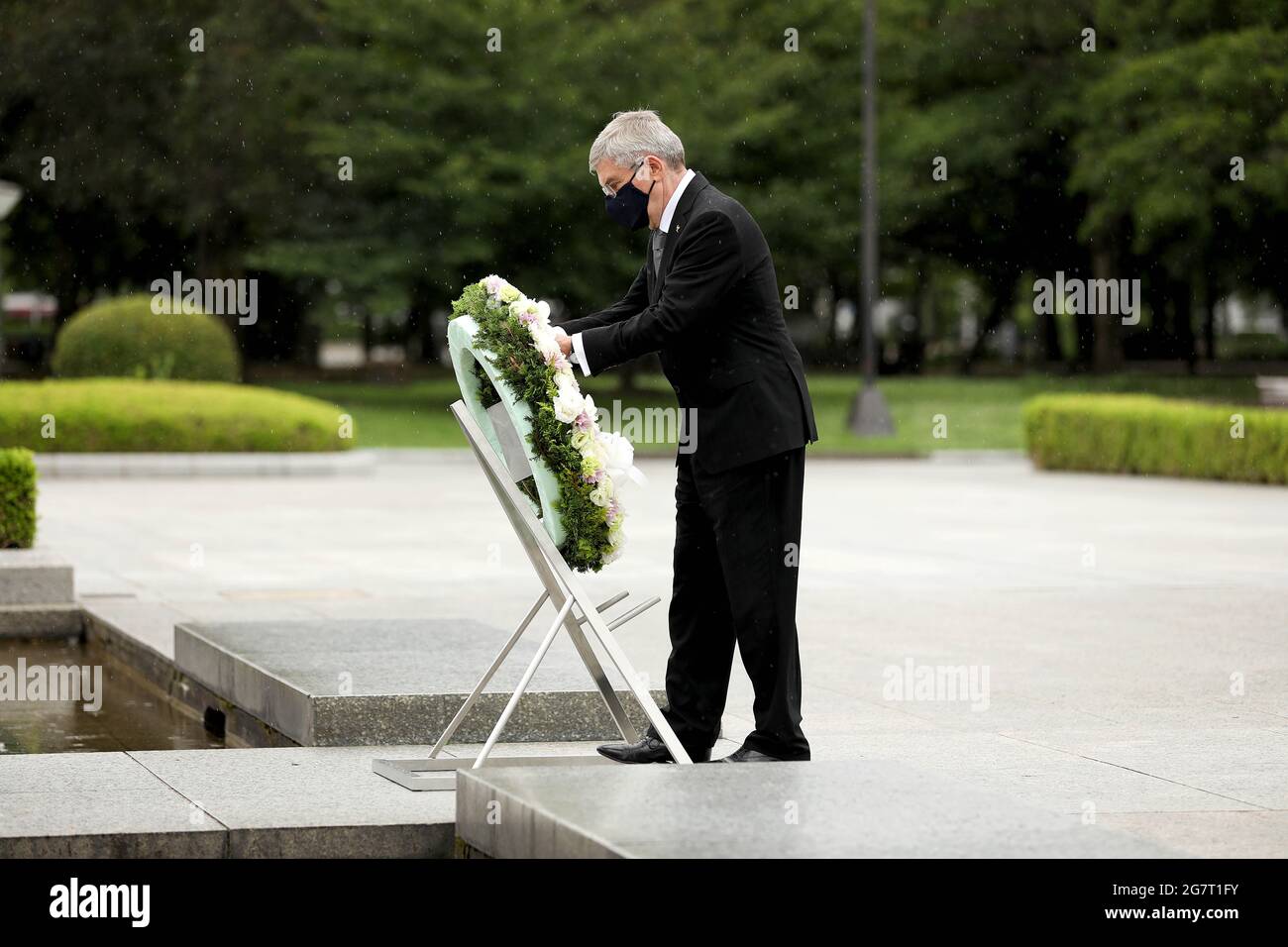 (210716) -- HIROSHIMA, 16 luglio 2021 (Xinhua) -- il presidente del Comitato Olimpico Internazionale (CIO) Thomas Bach offre fiori a Hiroshima Memorial Cenotaph durante la sua visita a Hiroshima, Giappone, 16 luglio 2021. (Tokyo 2020/Handout via Xinhua) Foto Stock