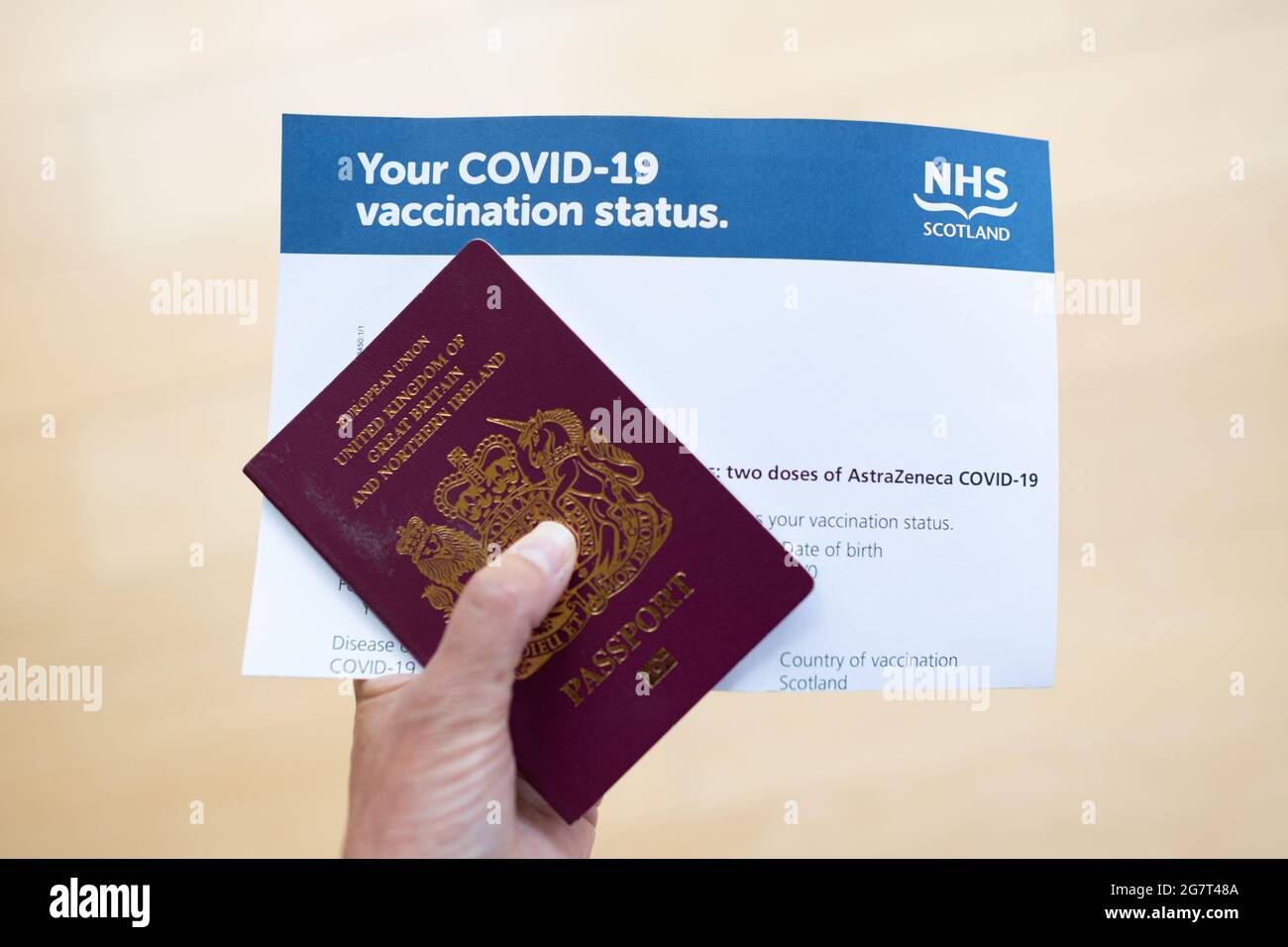 COVID-19 certificato di doppia vaccinazione lettera attestante lo stato di vaccinazione rilasciato dall'NHS Scozia con passaporto - Scozia, Regno Unito Foto Stock