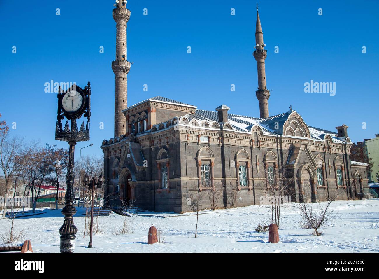 Kars/Turchia - 01/22/2016: La Moschea di Fethiye, che era stata costruita come chiesa (Aleksandr Nevski Church), è uno dei simboli di questa antica città di East Reg Foto Stock