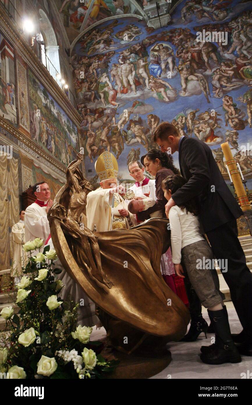 Jen 13, 2008 : Papa Benedetto XVI celebra i battesimi nella Cappella Sistina di Michelangelo. Foto Stock