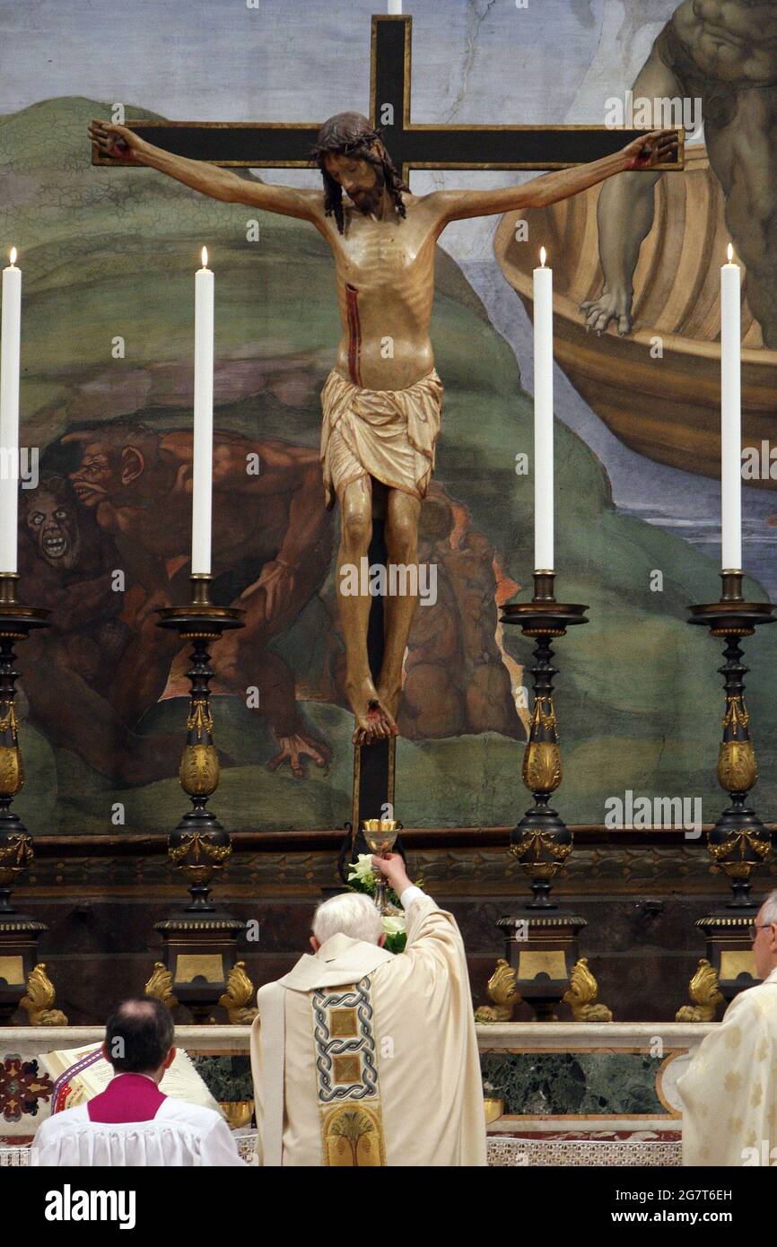 Jen 13, 2008 : Papa Benedetto XVI celebra i battesimi nella Cappella Sistina di Michelangelo. Foto Stock