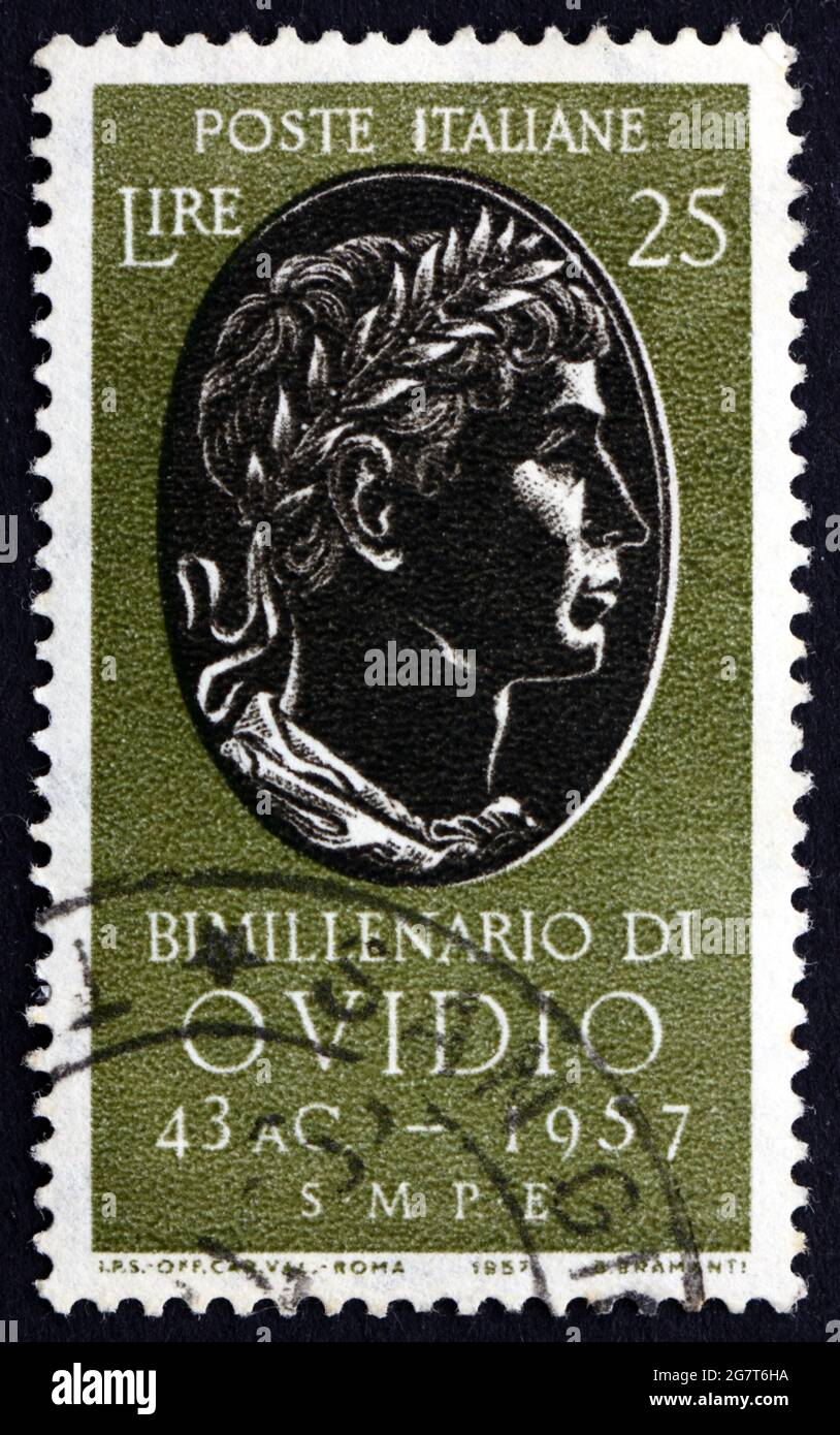 ITALIA - CIRCA 1957: Un francobollo stampato in Italia mostra Ovidio, 2000° anniversario della nascita del poeta romano Publio Ovidio naso, circa 1957 Foto Stock