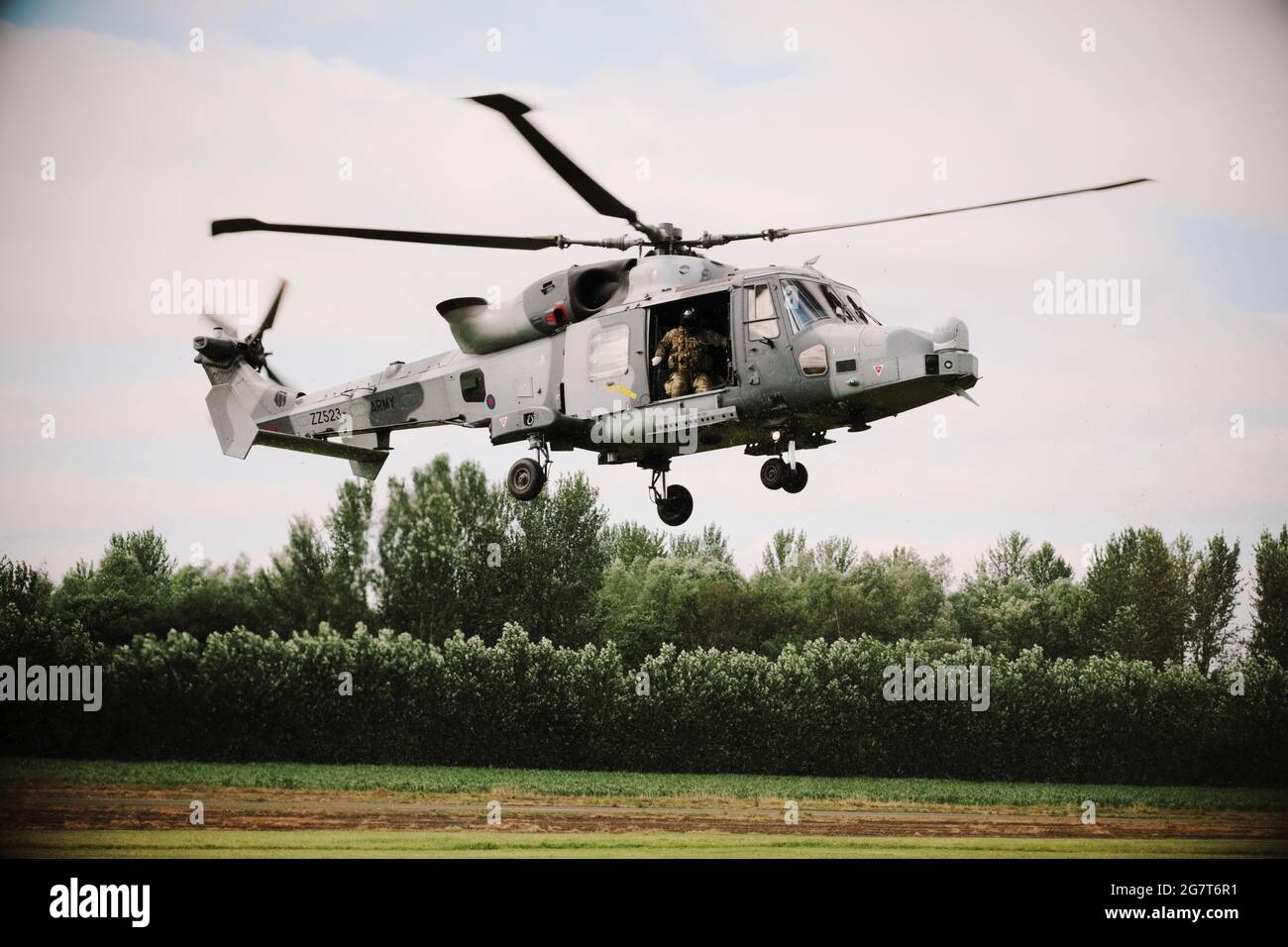 Esercito Air Corps AgustaWestland Wildcat AH1 elicottero in arrivo a terra in un campo di allenamento nel Regno Unito luglio 2021 Foto Stock