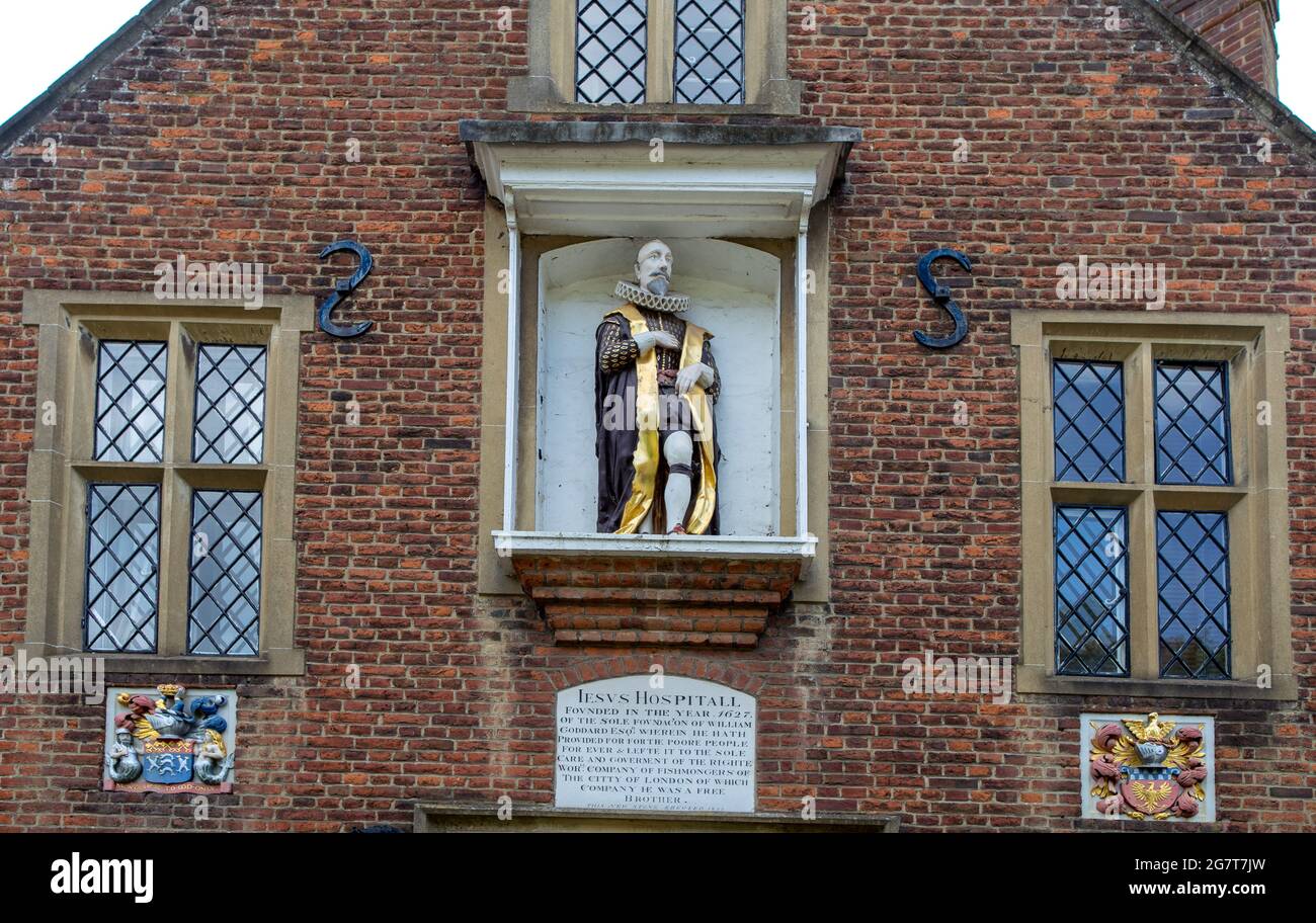 Statua di William Goddard fuori dal Jesus Hospital ALMS Houses Bray Berks UK Foto Stock