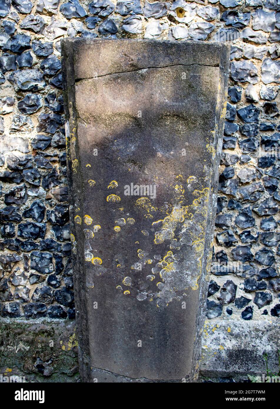 Un'antica pietra runa in Bray Parrocchia Chiesa Berks Foto Stock