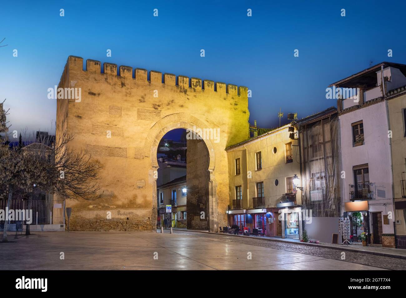 Granada, Spagna. Vista della storica porta di Elvira (Puerta de Elvira) al tramonto Foto Stock