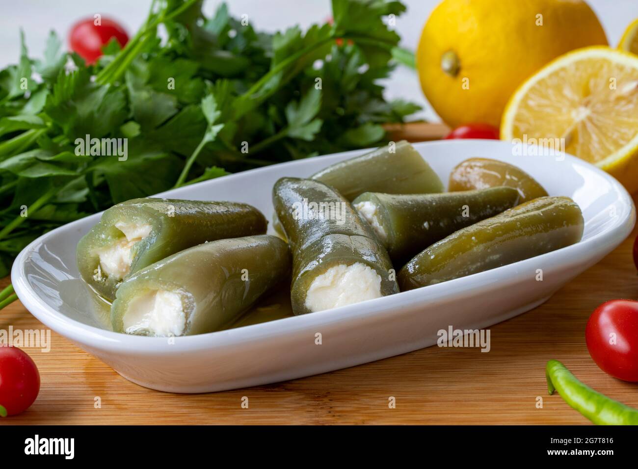 Peperoni di Jalapeno ripidi al formaggio su sfondo di legno Foto Stock