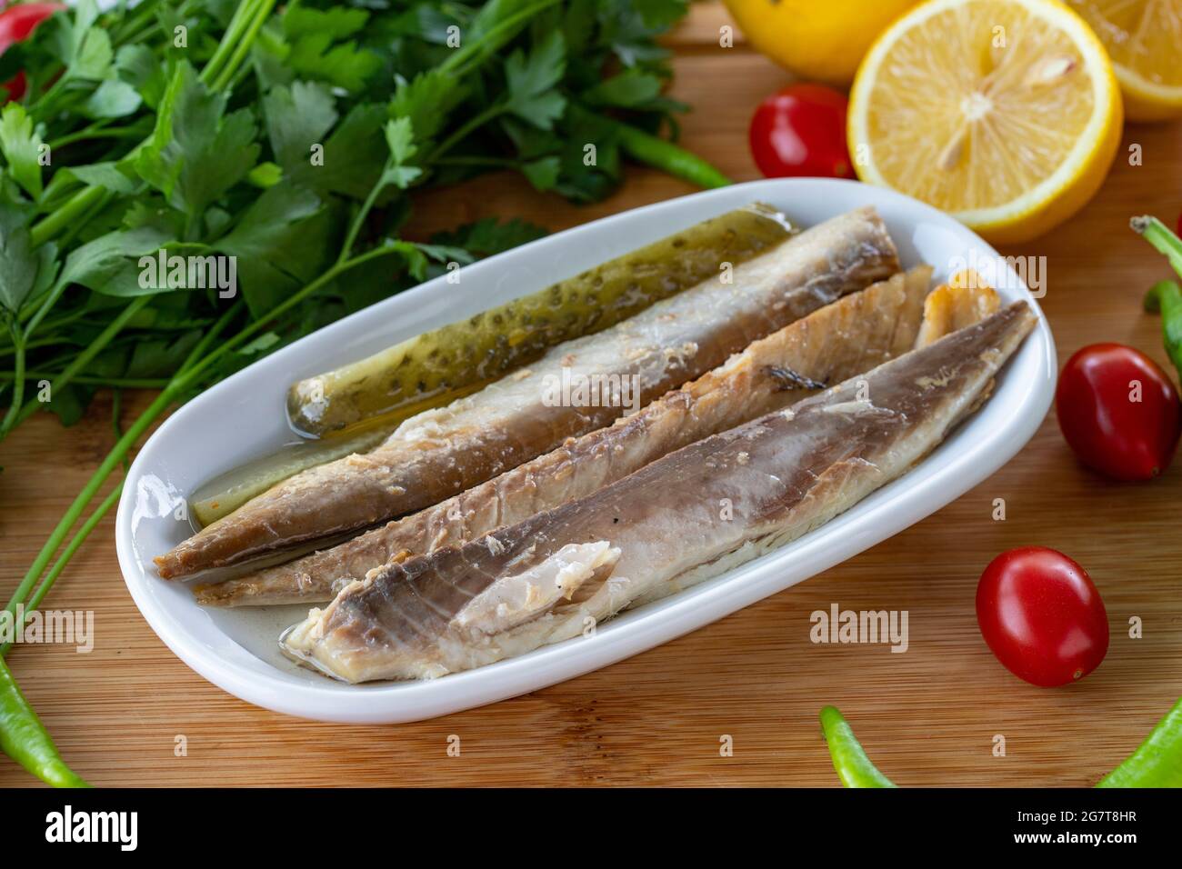 Sgombro di filetto su fondo di legno. Piatti di pesce Foto Stock