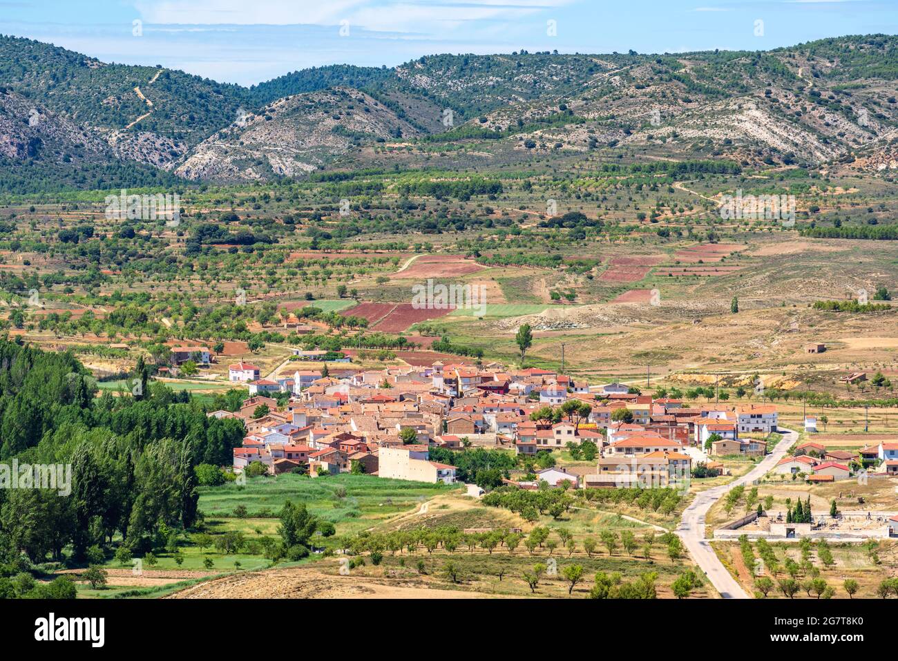 Vista ad alto angolo di una città in un paesaggio naturale. Santo Domingo de Moya, Cuenca, Castilla-la Mancha, Spagna Foto Stock