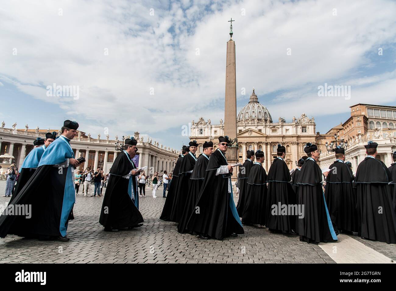 Roma, Italia. 16 Set 2017. 16 settembre 2017 : i sacerdoti pregano il salmo mentre arrivano alla Basilica di San Pietro per partecipare alla Messa in antico rito in occasione del decimo anniversario del motu proprio di Papa Benedetto XVI 'Summorum Pontificum' in Vaticano. Credit: Agenzia fotografica indipendente/Alamy Live News Foto Stock