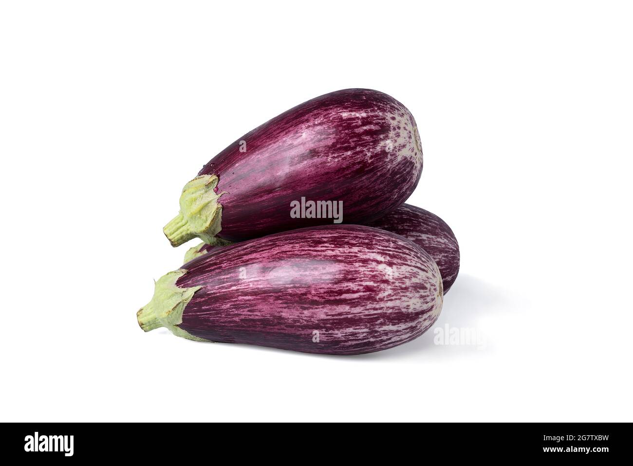 Tre melanzane a righe realistiche di tipo a variazione a forma di goccia con striato di violetto con pelle bianca d'avorio isolata su bianco Foto Stock