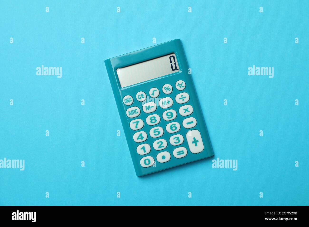 Mini calcolatrice su sfondo blu, primo piano Foto stock - Alamy