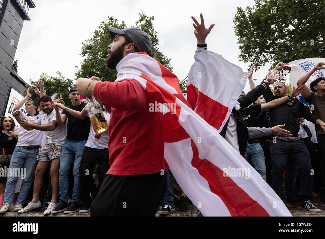 Folla di appassionati di calcio inglesi che festeggiano prima della finale di Inghilterra contro Italia Euro 2020, Leicester Square, Londra, 11 luglio 2021 Foto Stock