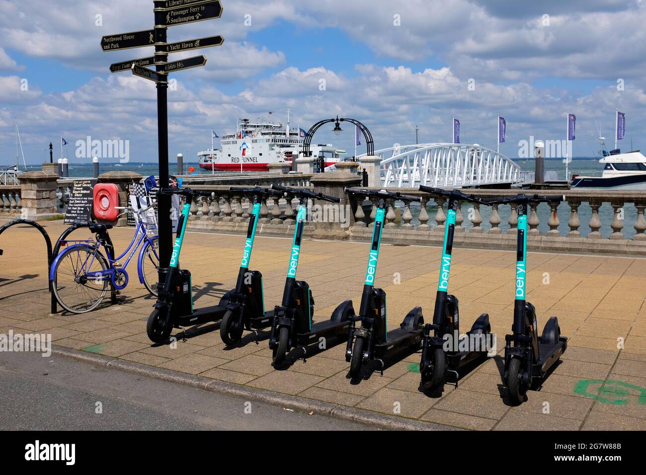 Beryl,batteria,e-scooter,e,spiaggia,1,scooter,noleggio,scooter, Cowes,Isola di Wight,Inghilterra,Gran Bretagna,britannico,UK, Foto Stock