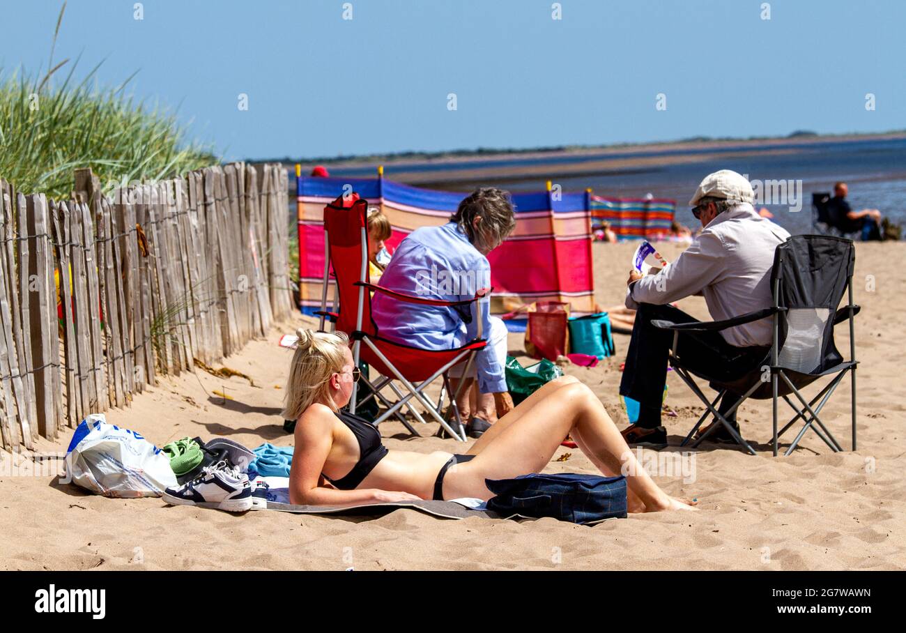 Dundee, Tayside, Scozia, Regno Unito. 16 luglio 2021. Regno Unito Meteo: Caldo sole che attraversa la Scozia nord-orientale con temperatura massima di 29°C. Gli amanti della spiaggia si rilassano al caldo e glorioso sole estivo lungo la spiaggia Broughty Ferry di Dundee. Credit: Dundee Photographics/Alamy Live News Foto Stock