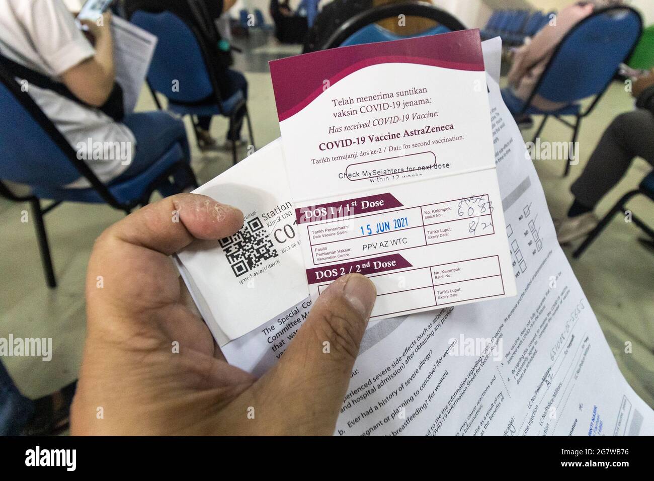 KUALA LUMPUR, MALESIA, 16 luglio 2021: Scheda di detenzione del paziente con la prima registrazione di vaccinazione della dose di AstraZeneca, dopo la vaccinazione a Malaysia National Foto Stock
