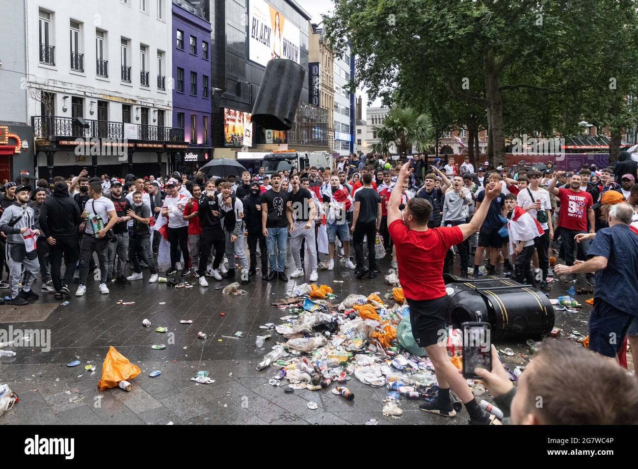 Tifosi di calcio inglesi che lanciano bidoni di spazzatura prima della finale di Inghilterra contro Italia Euro 2020, Leicester Square, Londra, 11 luglio 2021 Foto Stock