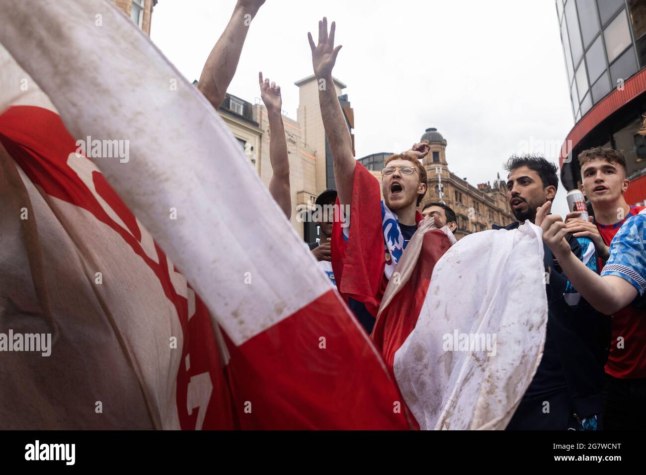 Folla di appassionati di calcio inglesi che festeggiano prima della finale di Inghilterra contro Italia Euro 2020, Leicester Square, Londra, 11 luglio 2021 Foto Stock