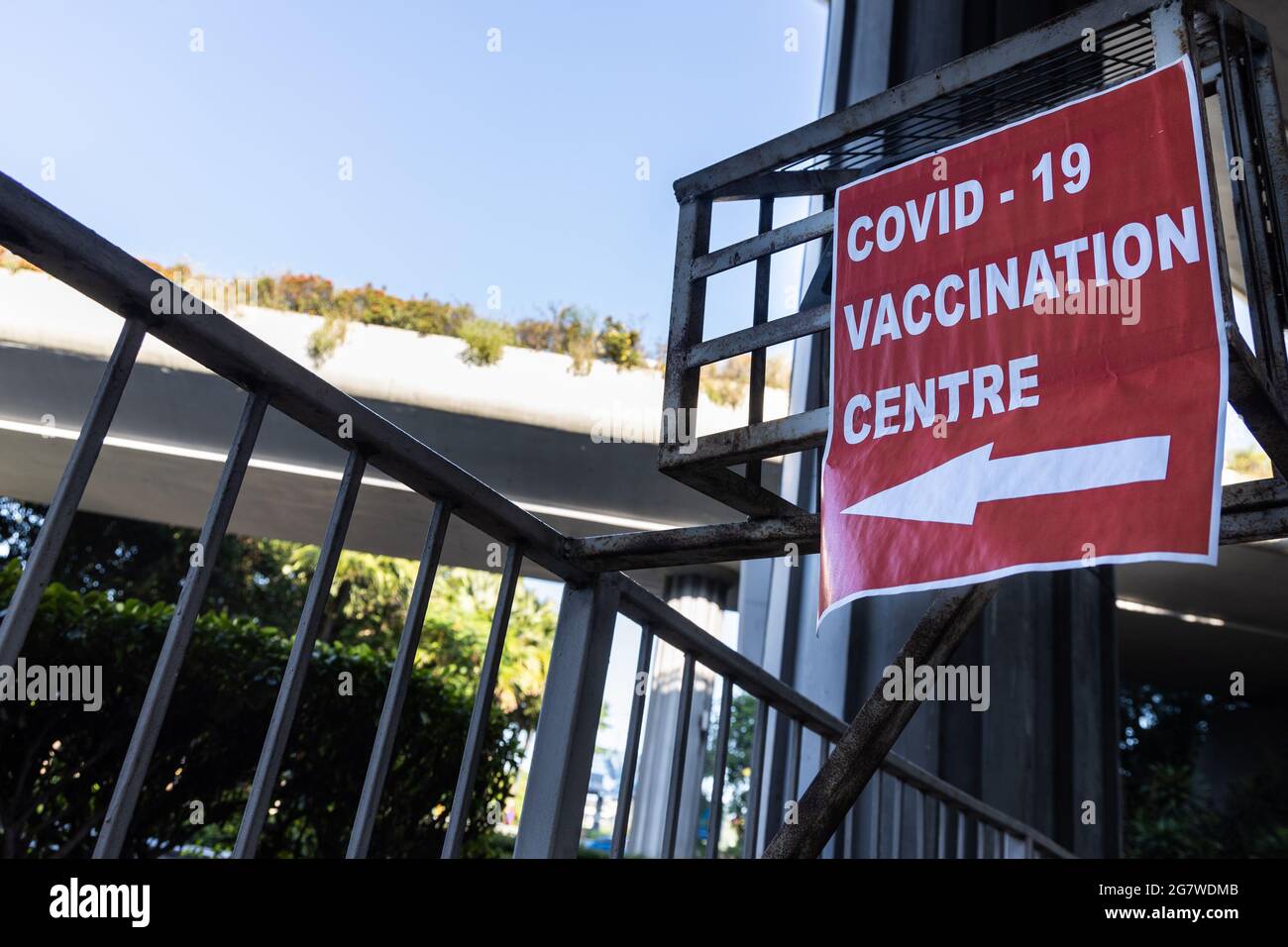Segnaletica di direzione per il centro di vaccinazione covid-19 presso le infrastrutture pubbliche Foto Stock