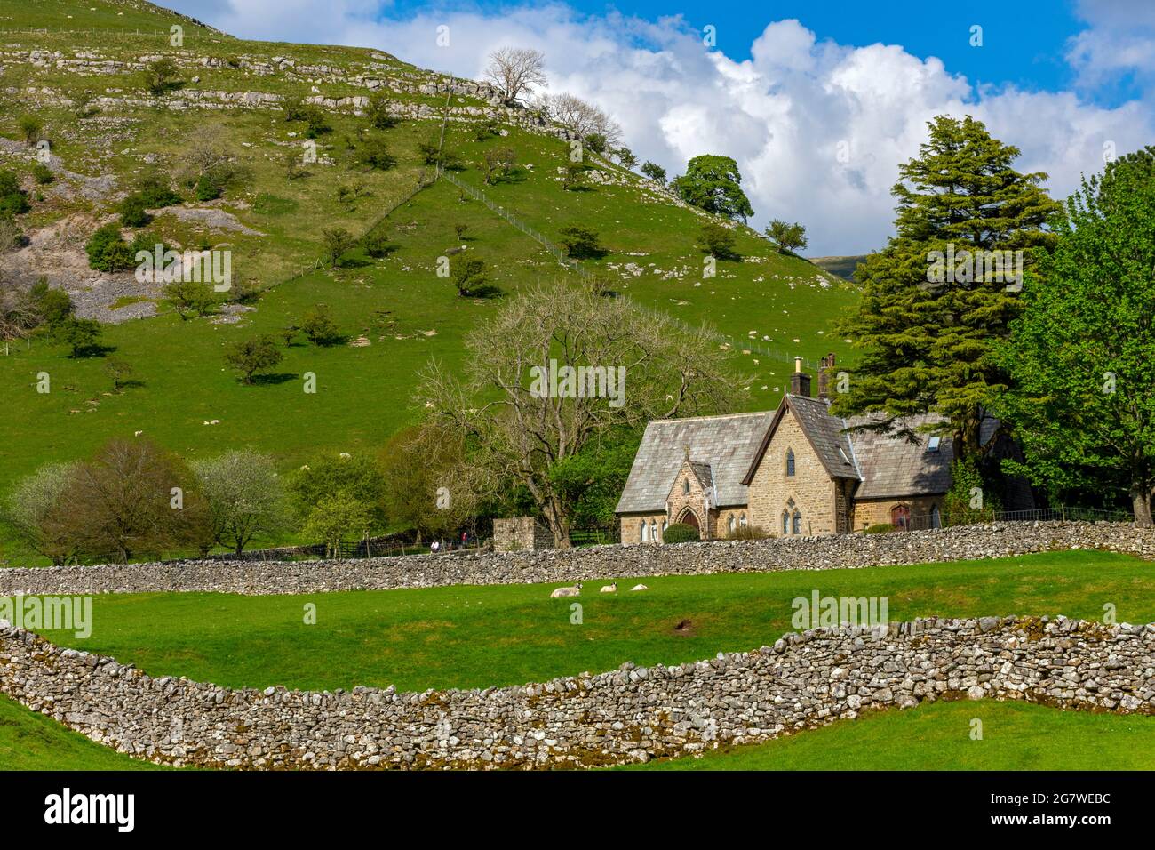 La vecchia casa della scuola con Nab End (Buckden Pike) dietro di esso. Buckden villaggio in Upper Wharfedale, nello Yorkshire Dales National Park, Inghilterra, Regno Unito Foto Stock