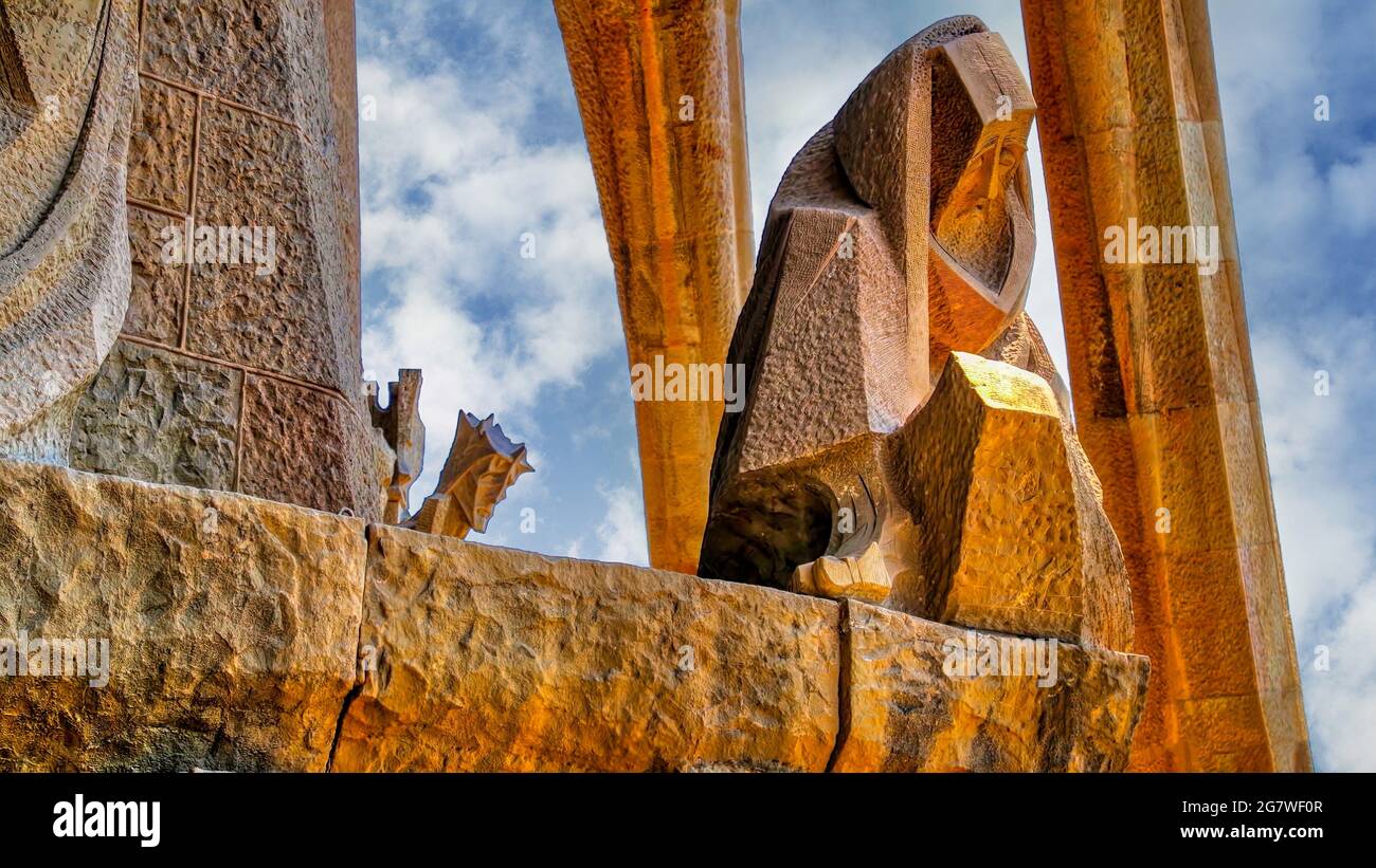 Guarda da vicino la Basílica de la Sagrada Família di Barcellona, Spagna. Foto Stock