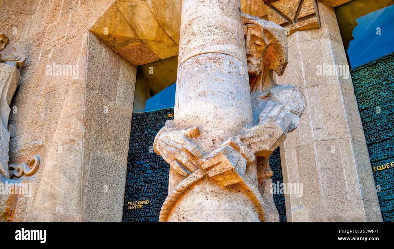 Statua sulla facciata della Sagrada Familia a Barcellona, Spagna. Foto Stock