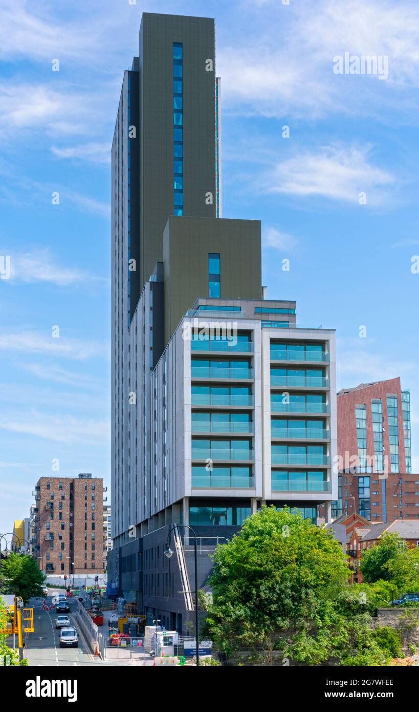 Il blocco di appartamenti Oxygen Tower su Store Street, dall'Ashton Canal Aqueduct, Manchester, Inghilterra, Regno Unito Foto Stock