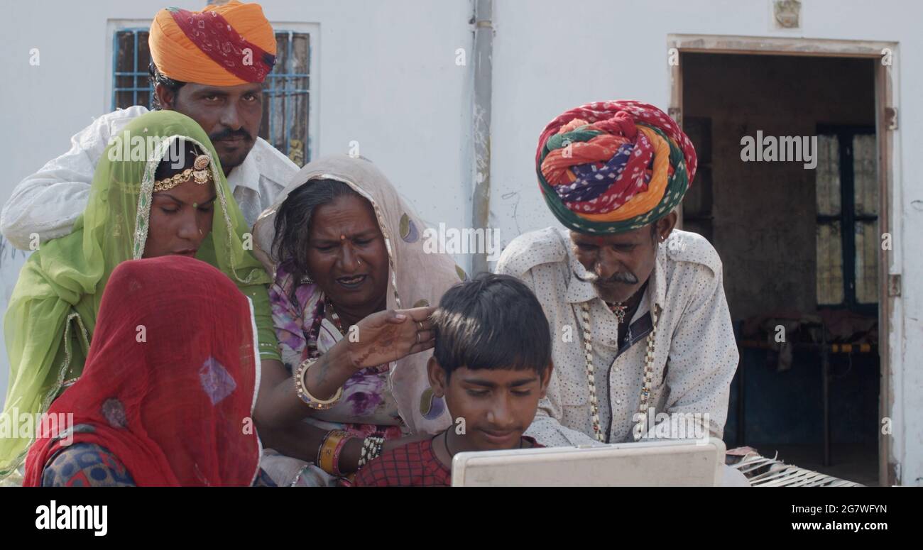La grande famiglia indiana sta partecipando a una videochiamata Foto Stock