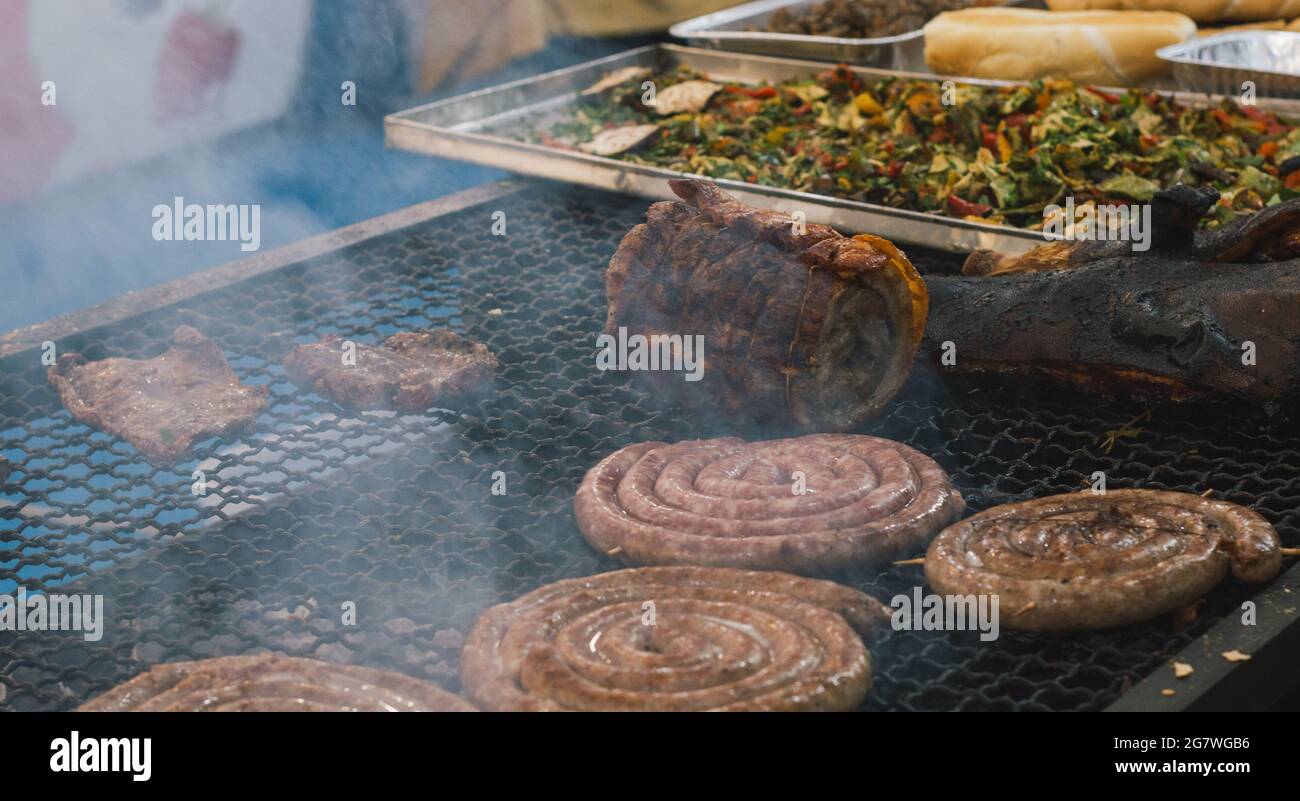 molte salsicce arrostite sul barbecue, carne di maiale Foto Stock