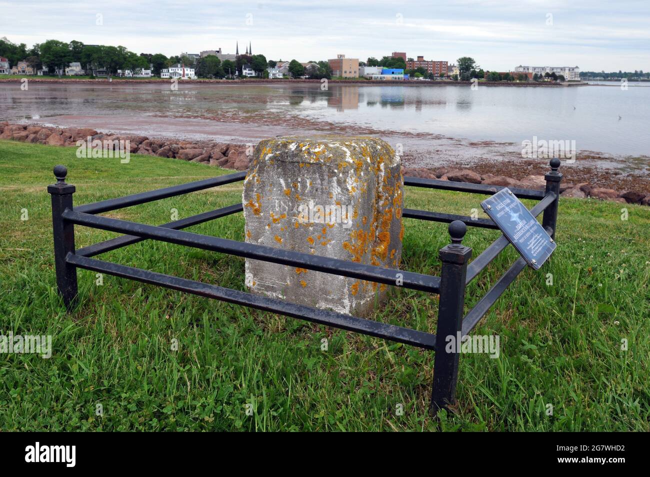 Una pietra angolare storica nel Victoria Park di Charlottetown, utilizzata dai geometri del XIX secolo. Foto Stock