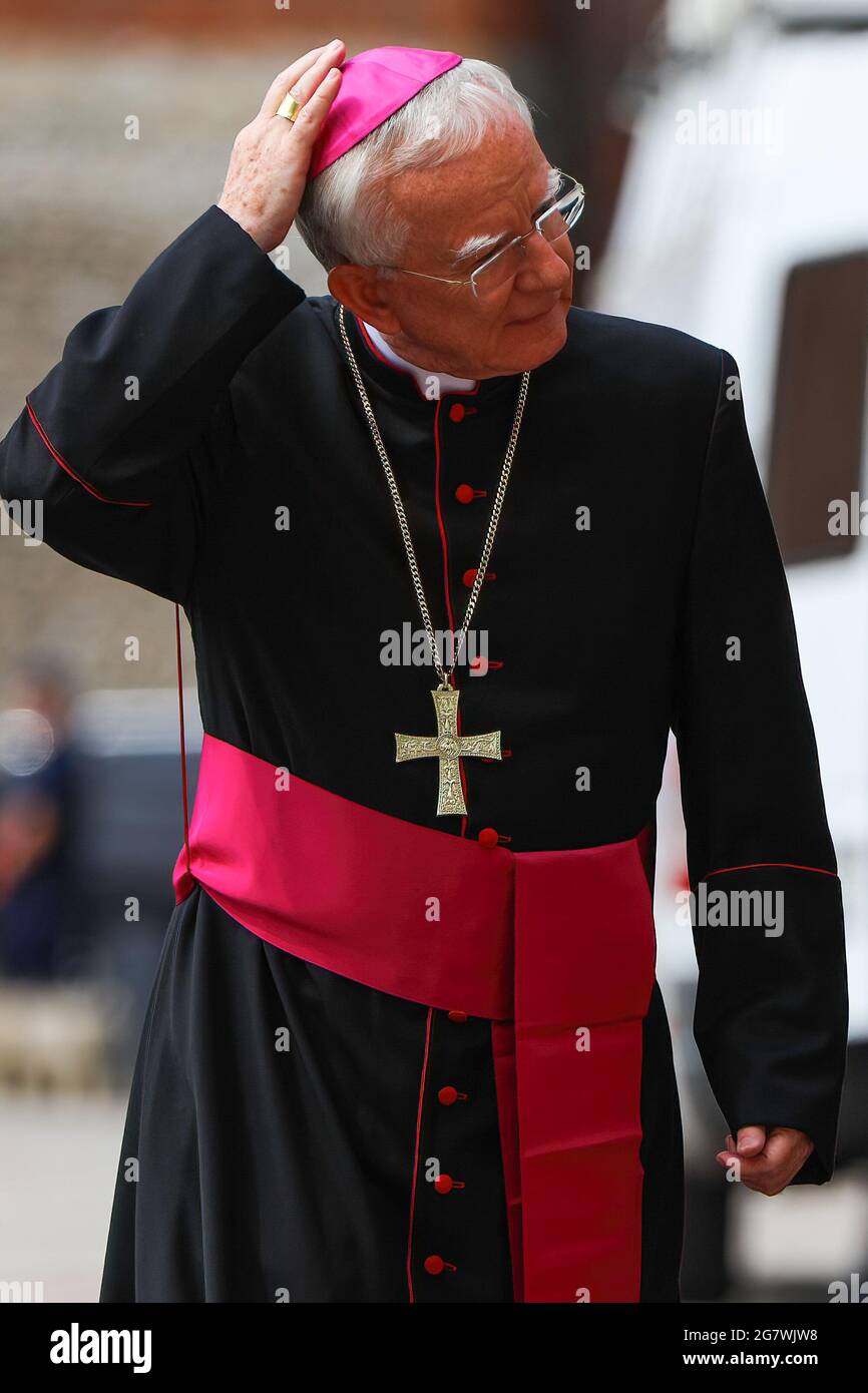 Cracovia, Polonia. 11 Luglio 2021. Il controverso cardinale Marek Jedraszewski, visto prima di una Santa Messa in occasione dell'incontro dei presidenti polacchi e lituani, il Presidente lituano Gitanas Nauseda ha effettuato una visita ufficiale in Polonia. Durante la visita, Nauseda ha incontrato il presidente polacco Andrzej Duda. L'incontro è stato un'occasione per discutere le questioni della difesa, della sicurezza sul versante orientale della NATO, dell'indipendenza energetica degli Stati baltici dalla Russia, nonché dei problemi di immigrazione clandestina al confine lituano-bielorusso. Credit: Filip Radwanski/SOPA Images/ZUMA Wire/Alamy Live News Foto Stock