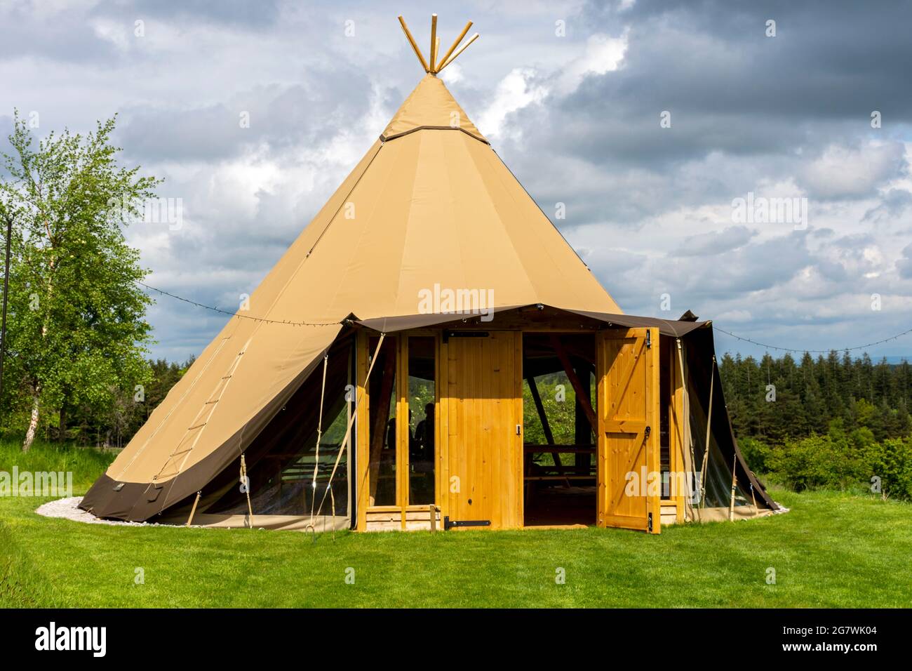 Una tenda glamping allo Swinton Bivouac, vicino Masham, Yorkshire, Inghilterra, Regno Unito Foto Stock