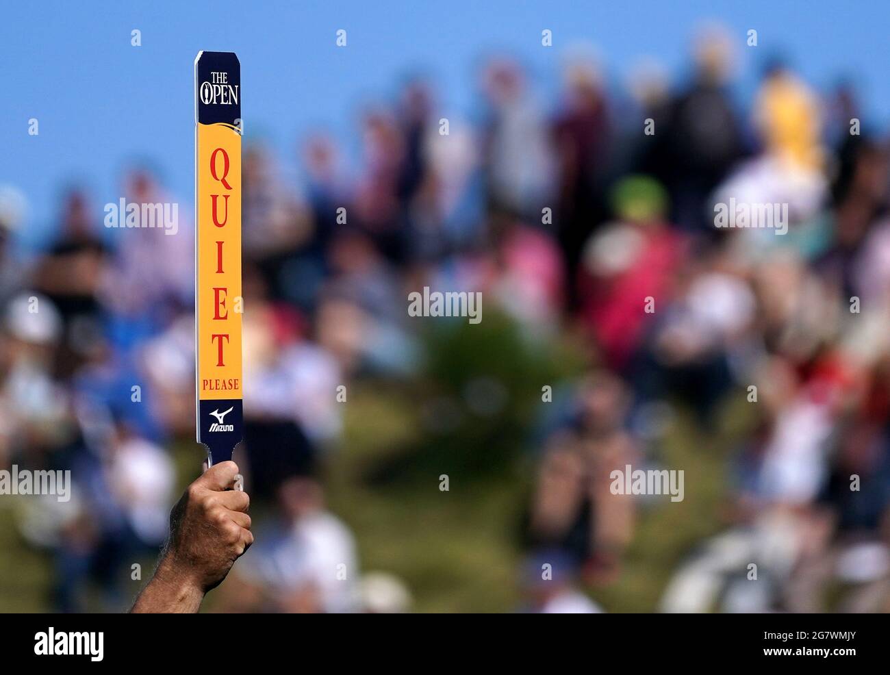 I commissari tengono un cartello 'quiet please' sul sesto verde durante il secondo giorno dell'Open al Royal St George's Golf Club a Sandwich, Kent. Data immagine: Venerdì 16 luglio 2021. Foto Stock