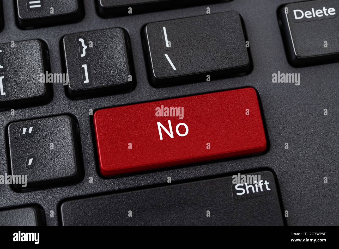Tastiera desktop senza pulsante. Tasto rosso con la parola No sulla tastiera di un computer nero. Tasto invio tastiera con messaggio. Rifiuto, dissenso concetti. Foto Stock