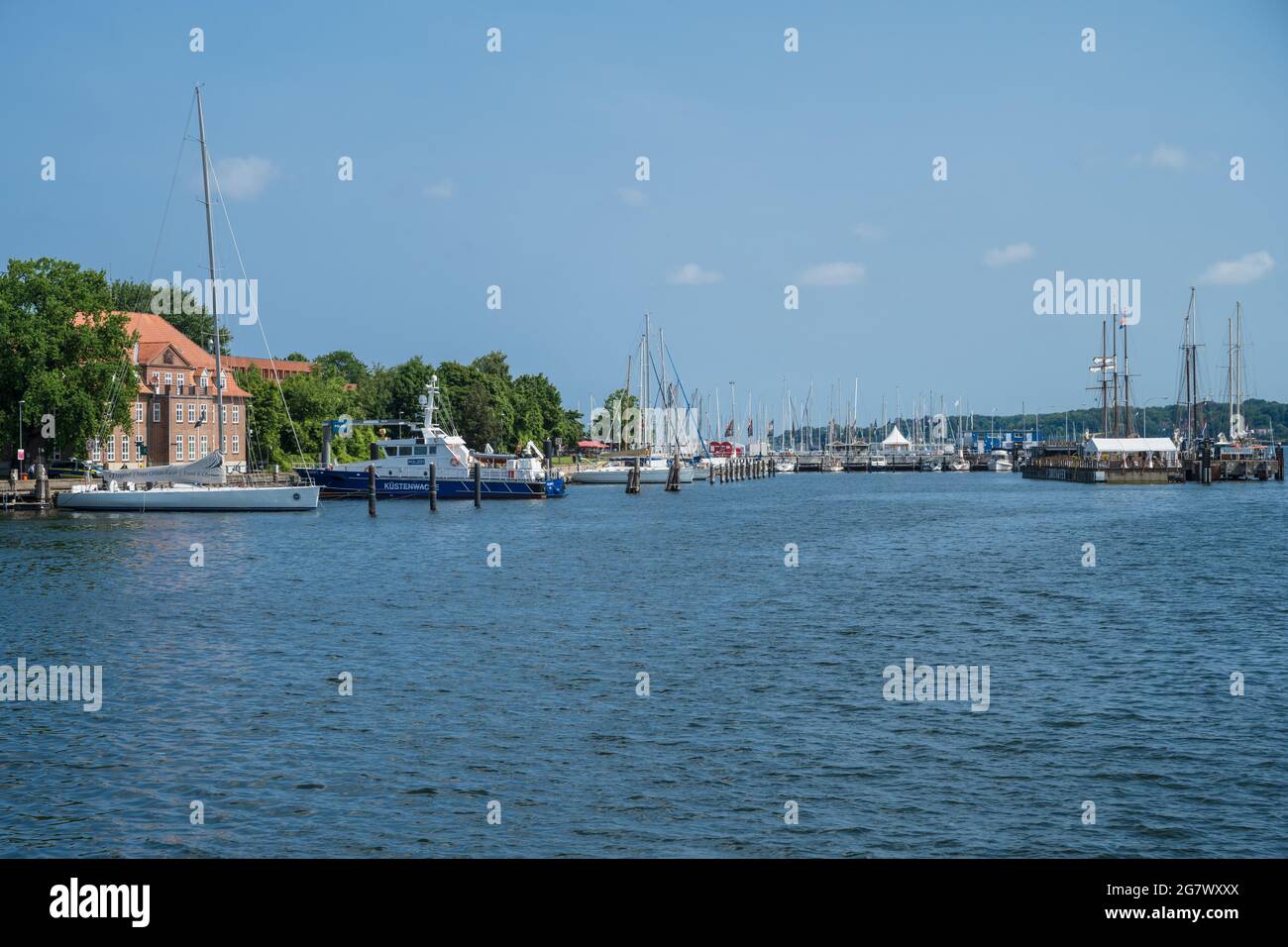 Im Bereich der Blücherbrücke Liegeplätze für große und kleine Segelschiffe, Links das Gebäude der asserschutzpolizei un der Küstenwacke Foto Stock