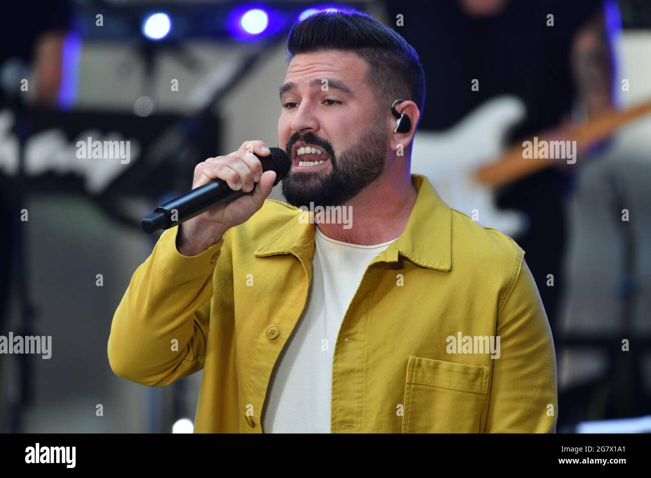 Shay Mooney di Dan + Shay si esibisce il 16 luglio 2021 a New York in occasione del "Today" Show al Rockefeller Plaza. Foto Stock