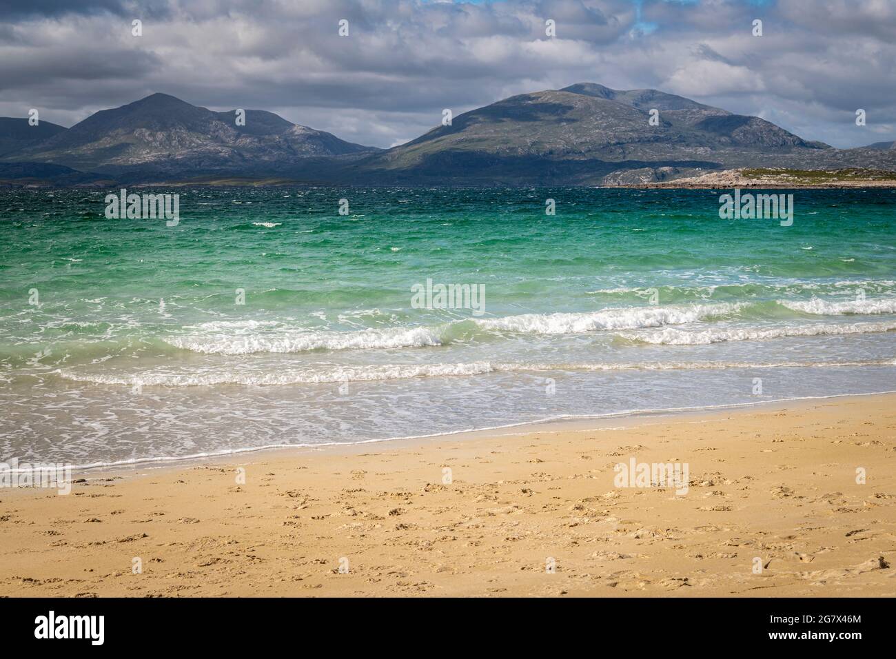 Un'immagine HDR di 3 riprese estive della meravigliosa Luskentire, Losgaintir, Beach sull'isola di Harris, Western Isles, Scozia. 25 giugno 2021 Foto Stock