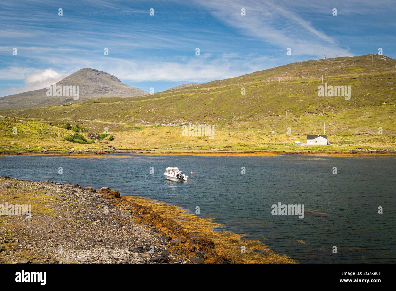 Un'immagine HDR dell'estate 3 di Clisham, un Clisean, e Loch Mariag, Mharaig, sull'isola di Harris, Ebridi esterne, Scozia. 28 giugno 2021 Foto Stock