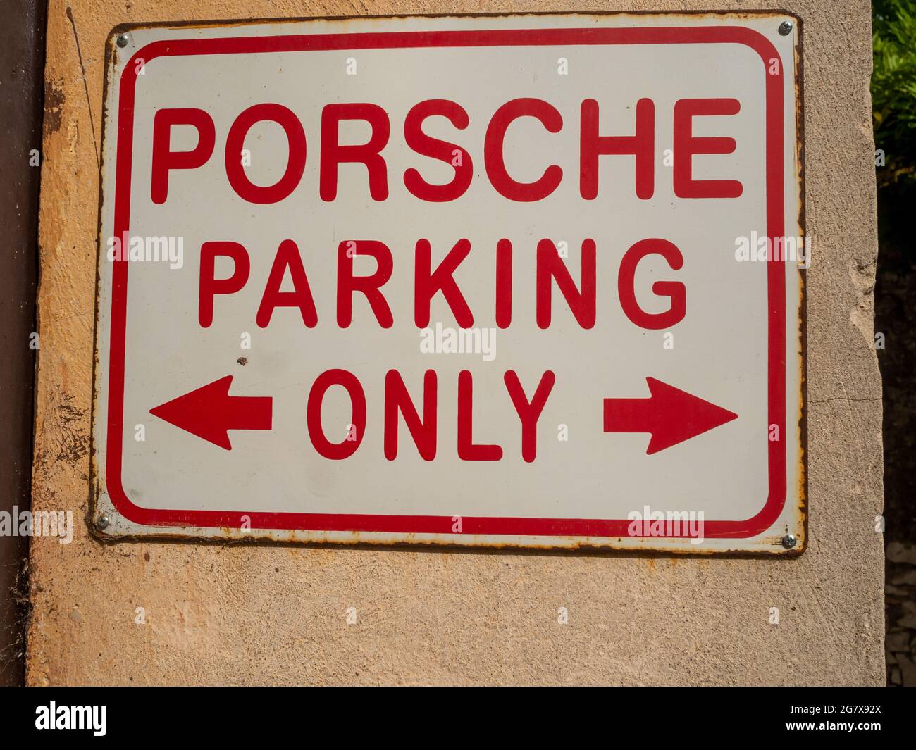 placca umorosa per parcheggiare solo auto sportive famose Foto Stock