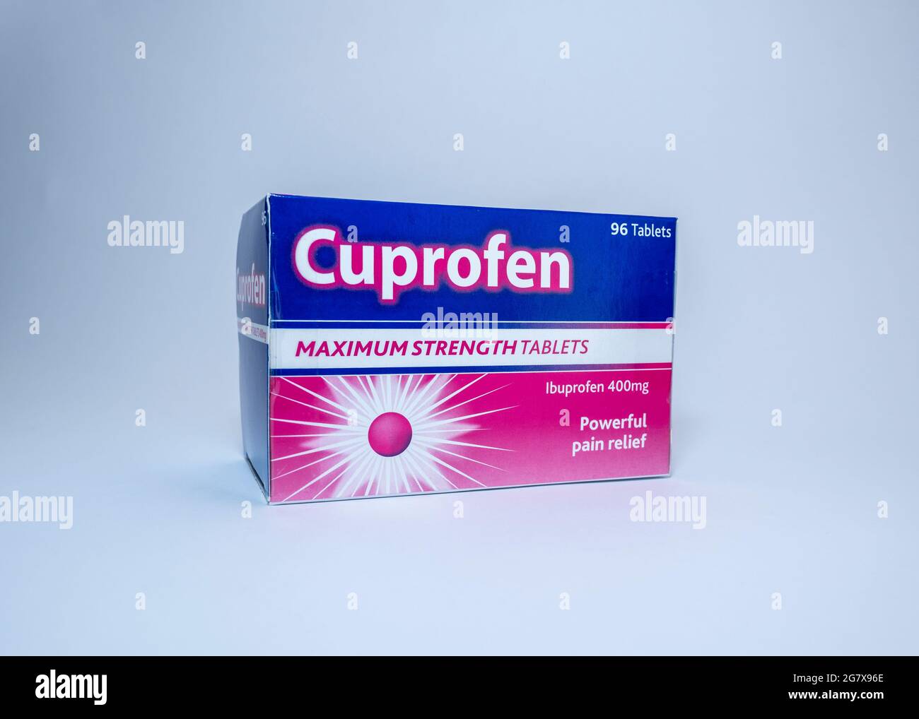 Un'immagine di Cuprofen (Ibuprofen) scatola di compresse per il sollievo antinfiammatorio e anche un antidolorifico Foto Stock