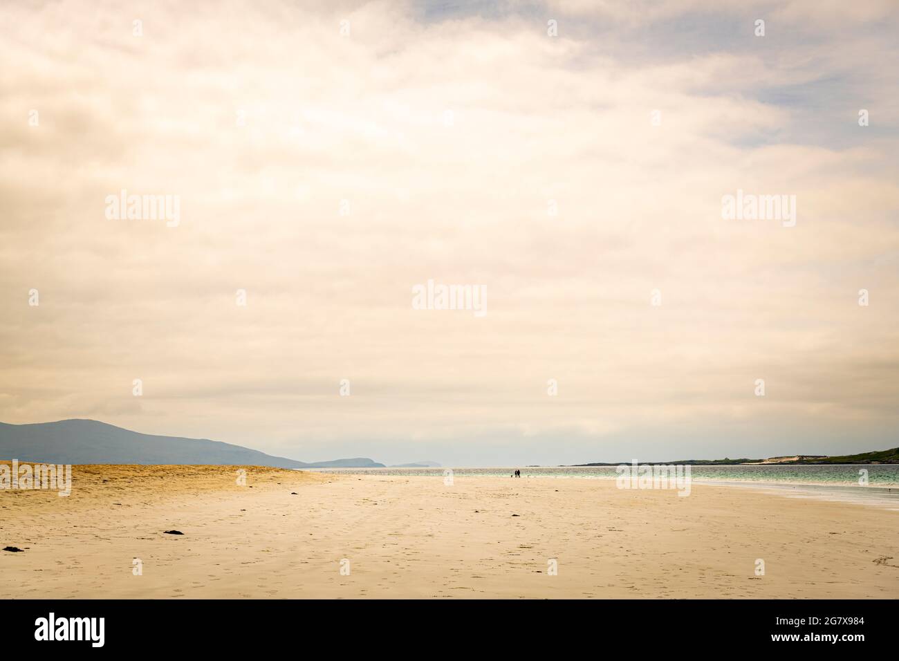Un'immagine HDR di Luskentire Beach, Traigh Losgaintir e 2 persone con un cane sull'isola di Harris, Western Isles, Scozia. 29 giugno 2021 Foto Stock