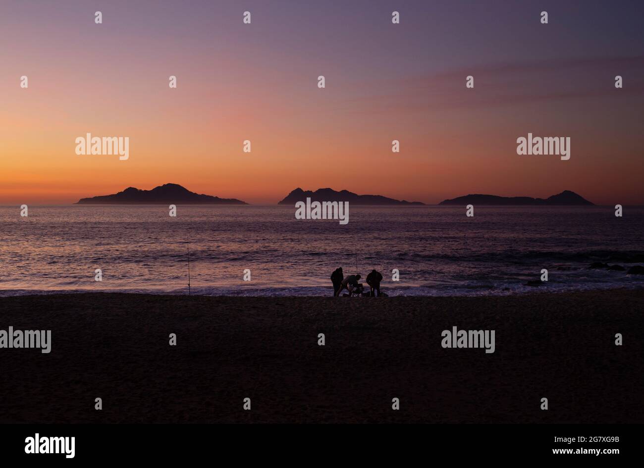 Vista de las Islas Cíes desde la playa de OS Muiños de Fortiñón en Saians, Vigo. Foto Stock