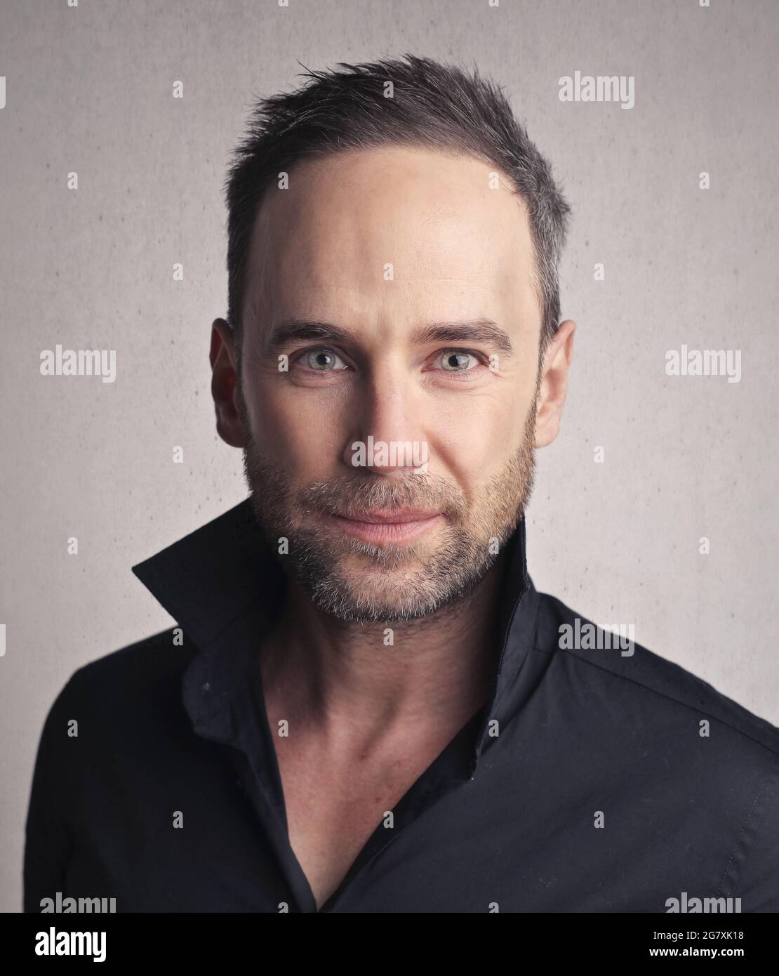 Ritratto Di Un Bell Uomo Adulto Con Gli Occhi Grigi Che Indossa Una Camicia Nera Foto Stock Alamy Ritratto Di Un Bell Uomo Adulto Con Gli Occhi Grigi Che Indossa Una Camicia Nera Foto Stock Alamy