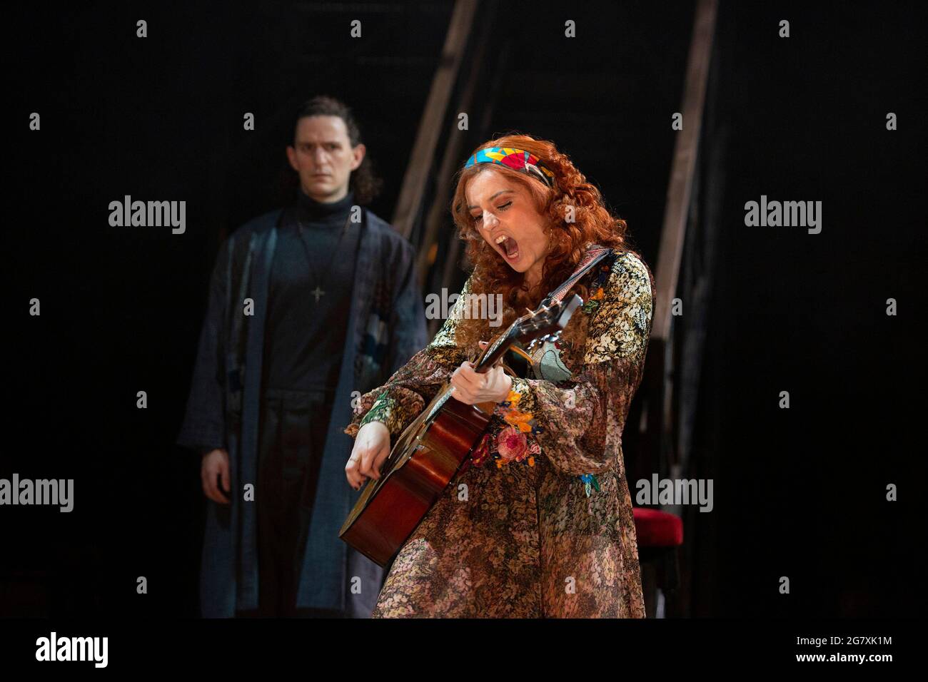 Ben Allen (Horatio), Alis Wyn Davies (Ophelia) in FRAZIONE di Shakespeare inaugurando al Teatro Royal Windsor, Inghilterra il 20/07/2021 scenografia: Lee Newby Costumi: Loren Epstein wigs & make-up: Susanna Peretz illuminazione: Zoe Sperr regista: Sean Mathias Foto Stock