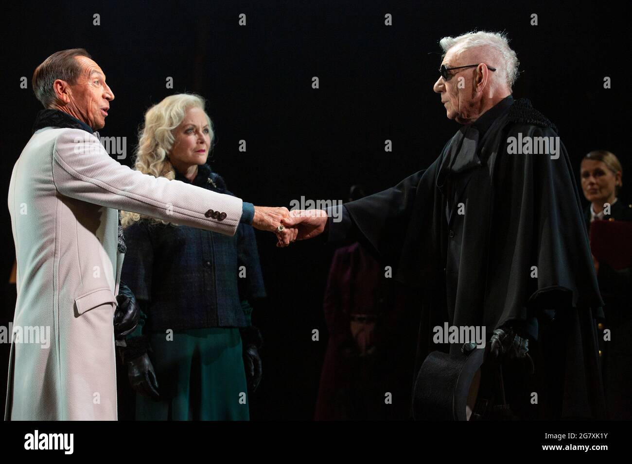 l-r: Jonathan Hyde (Claudius), Jenny Seagrove (Gertrude), Ian McKellen (Hamlet) in FRAZIONE di Shakespeare che apre al Teatro Royal Windsor, Inghilterra il 20/07/2021 Set design: Lee Newby Costumi: Loren Epstein Wigs & make-up: Susanna Peretz illuminazione: Zoe Spurr regista: Sean Mathias Foto Stock