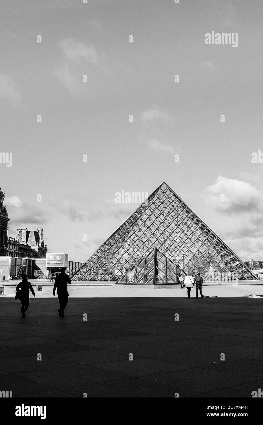 PARIGI, FRANCIA - 08 maggio 2020: Una foto verticale del Museo del Louvre, Parigi, Francia durante il giorno Foto Stock