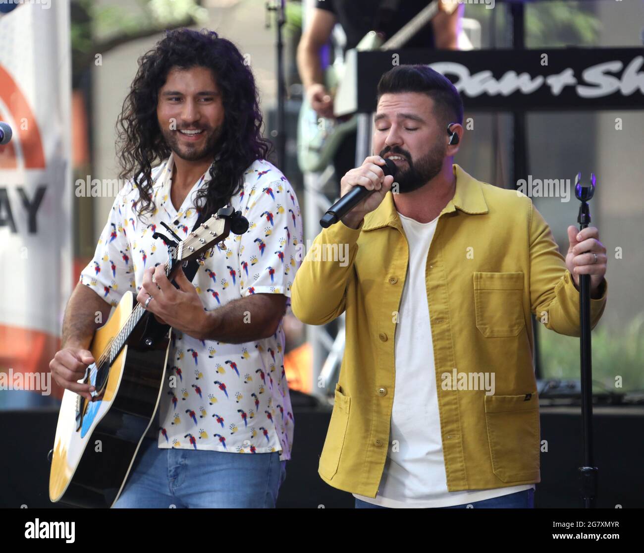 16 luglio 2021, New York, New York, USA: Il chitarrista DAN SMYERS e il cantante SHAY MOONEY del gruppo pop country DAN + SHAY si esibiscono in occasione dello spettacolo "Today" tenutosi al Rockefeller Plaza. (Immagine di credito: © Nancy Kaszerman/FILO ZUMA) Foto Stock